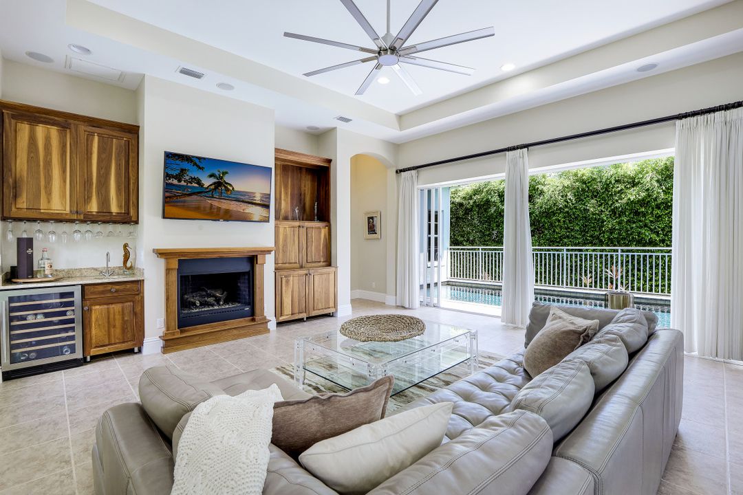 9242 Vanderbilt Dr, Naples, FL 34108