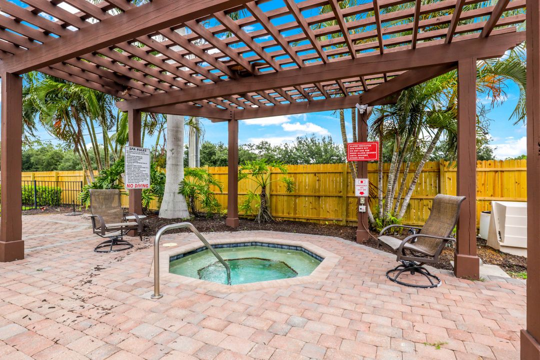 1434 Serrano Cir, Naples, FL 34105