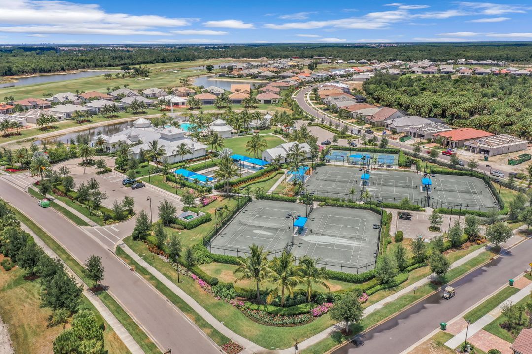 9610 Everglades Dr, Naples, FL 34120