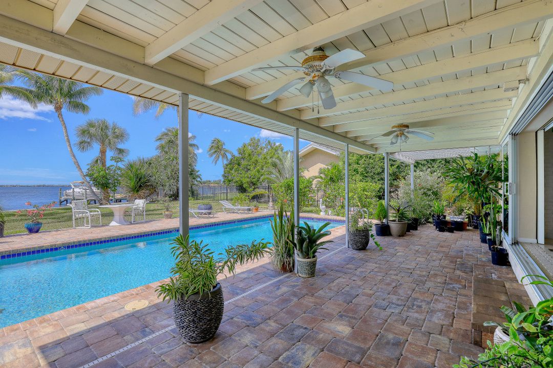 256 Bayshore Dr, Cape Coral, FL 33904