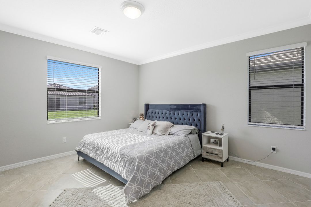 9460 Foxglove Ln, Naples, FL 34120