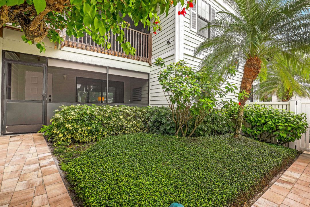 880 8th Ave S #101, Naples, FL 34102