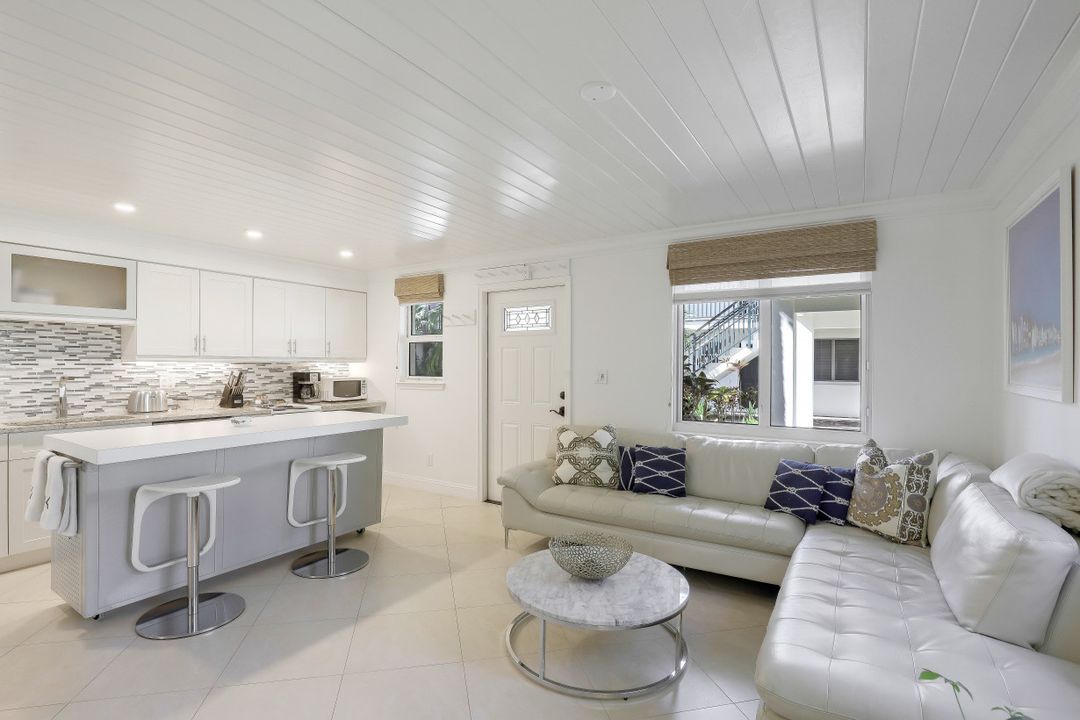 960 7th St S #101, Naples, FL 34102