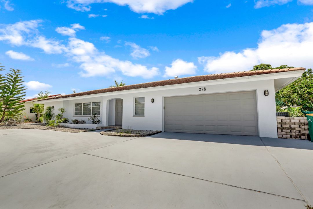 288 Grapewood Ct, Marco Island, FL 34145