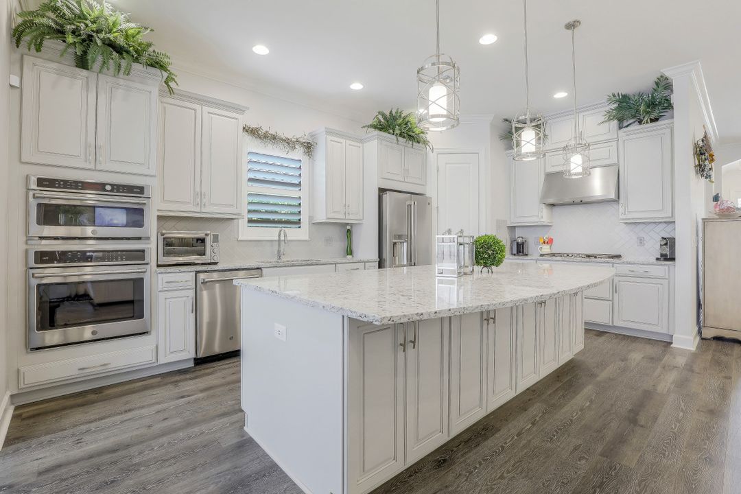 8669 Dilillo Ct, Naples, FL 34119