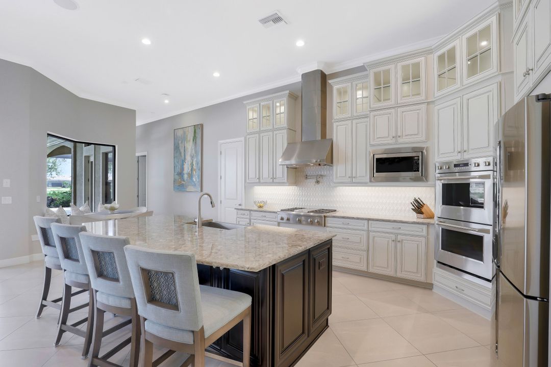 9067 Sorreno Ct, Naples, FL 34114