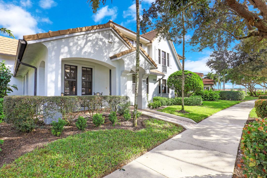 1391 Santiago Cir #902, Naples, FL 34113