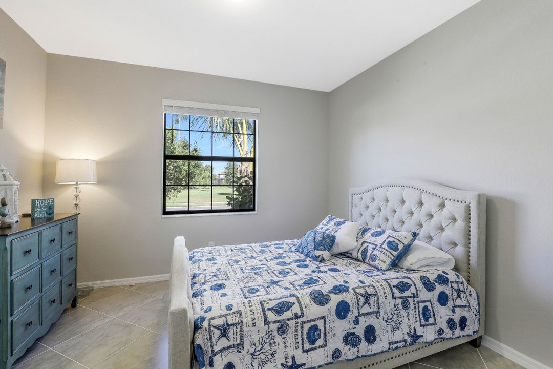 9460 Foxglove Ln, Naples, FL 34120