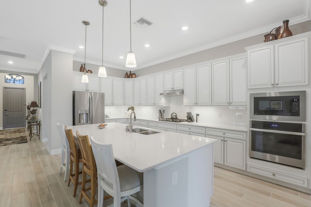 1913 Mustique St, Naples, FL 34120