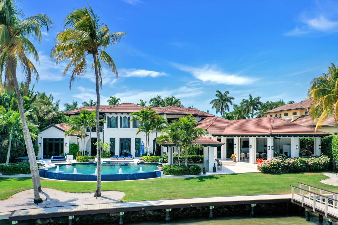 970 Aqua Cir, Naples, FL 34102