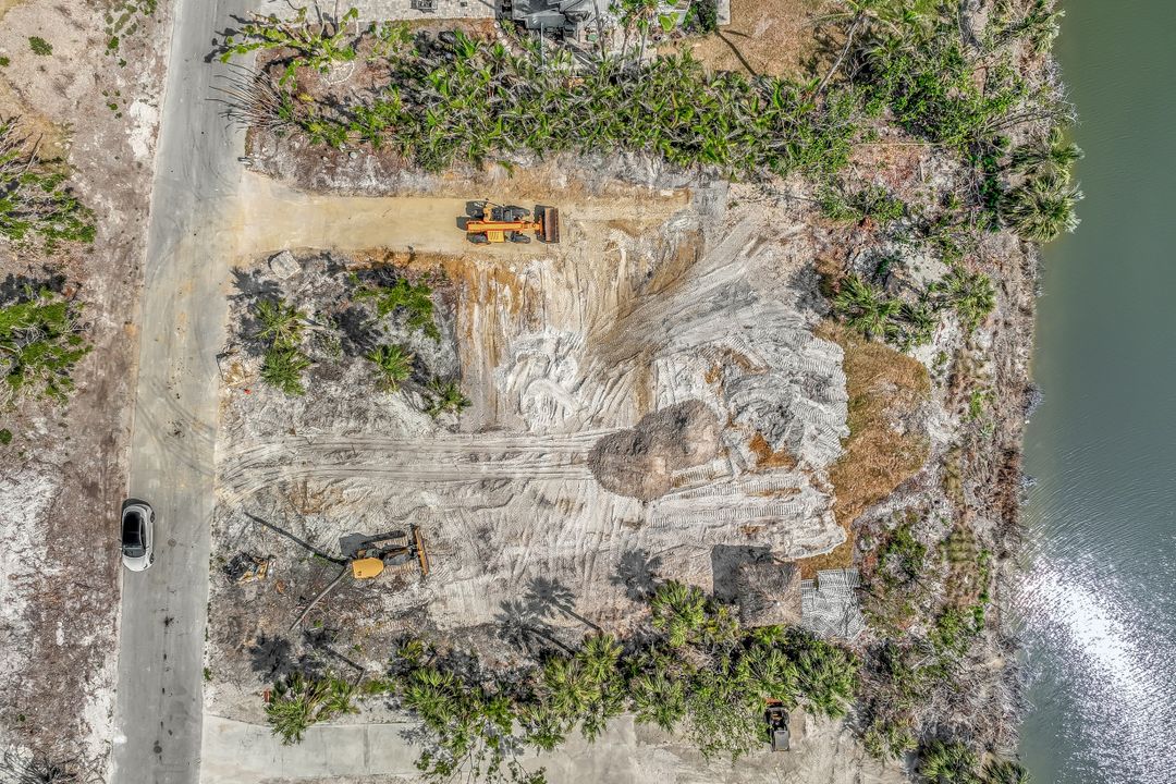 565 Lake Murex Cir, Sanibel, FL 33957