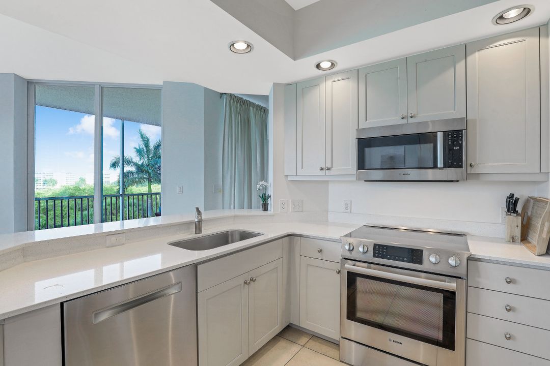 300 Dunes Blvd #Unit 305, Naples, FL 34110