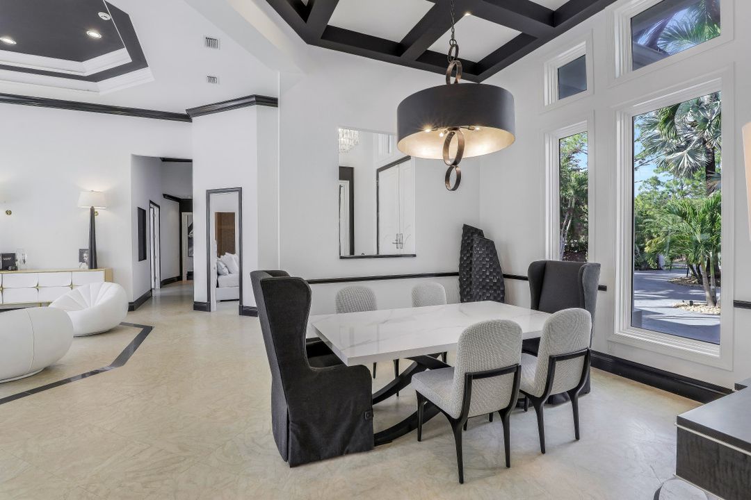 6262 Standing Oaks Ln, Naples, FL 34119