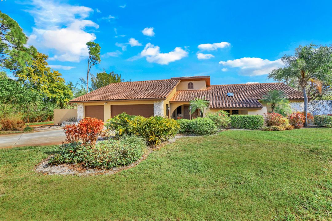 6846 Trail Blvd, Naples, FL 34108