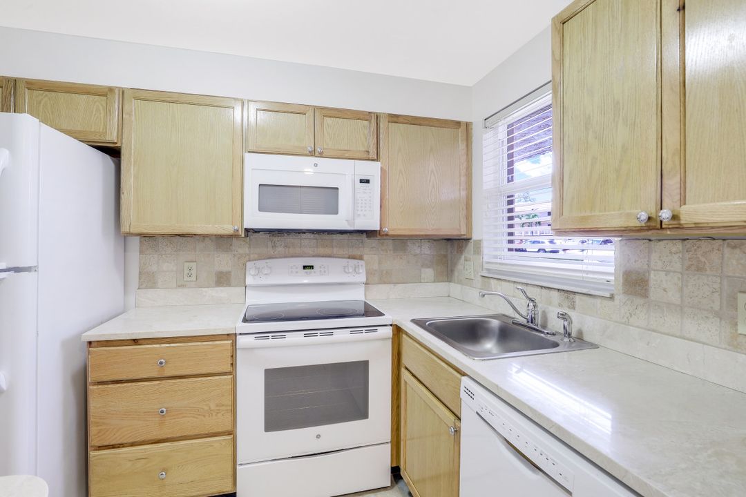 190 Turtle Lake Ct #101, Naples, FL 34105