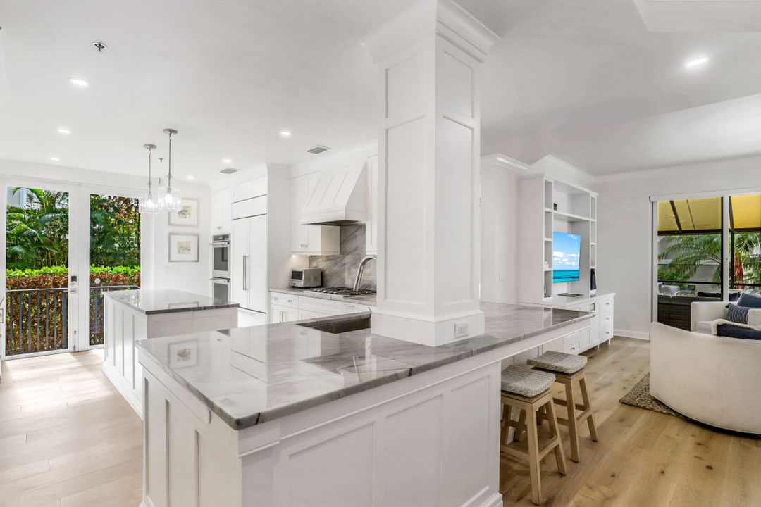 1010 5th St S #401, Naples, FL 34102