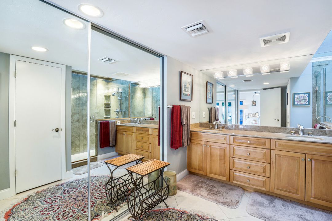 543 Bay Villas Ln, Naples, FL 34108