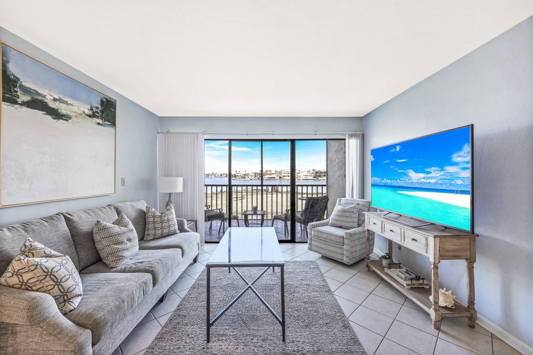 260 Southbay Dr #104, Naples, FL 34108