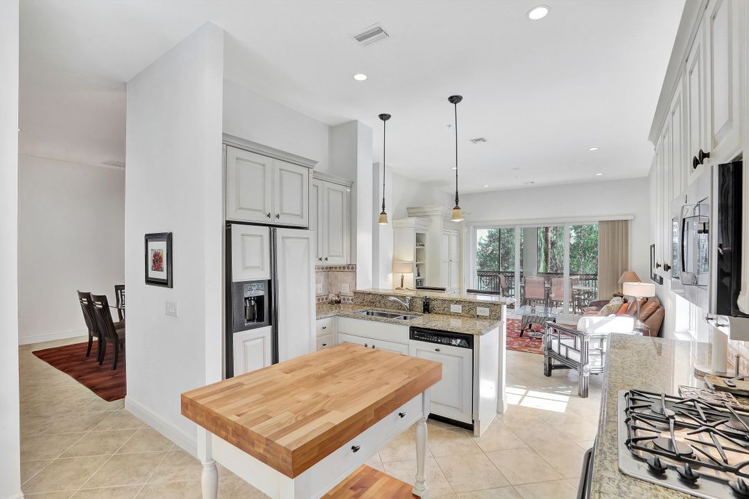 9243 Tesoro Ln #204, Naples, FL 34114