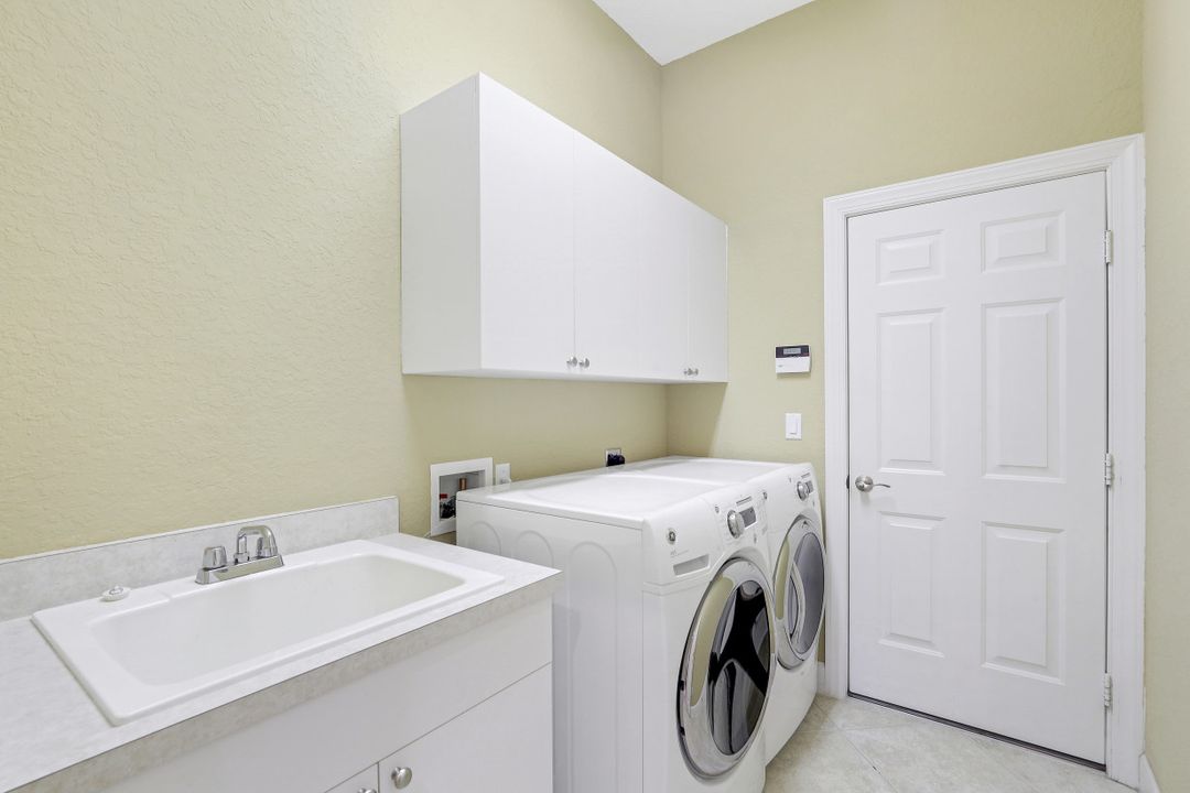 8806 Spinner Cove Ln, Naples, FL 34120