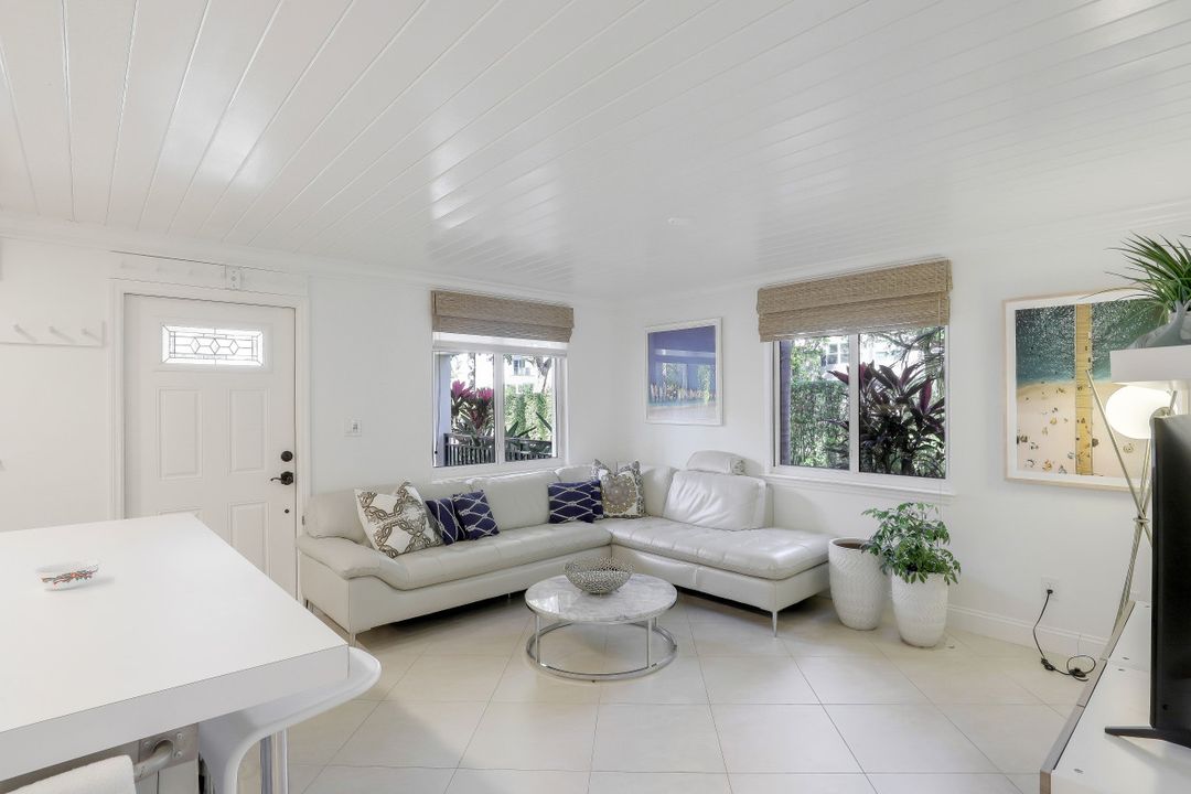 960 7th St S #101, Naples, FL 34102