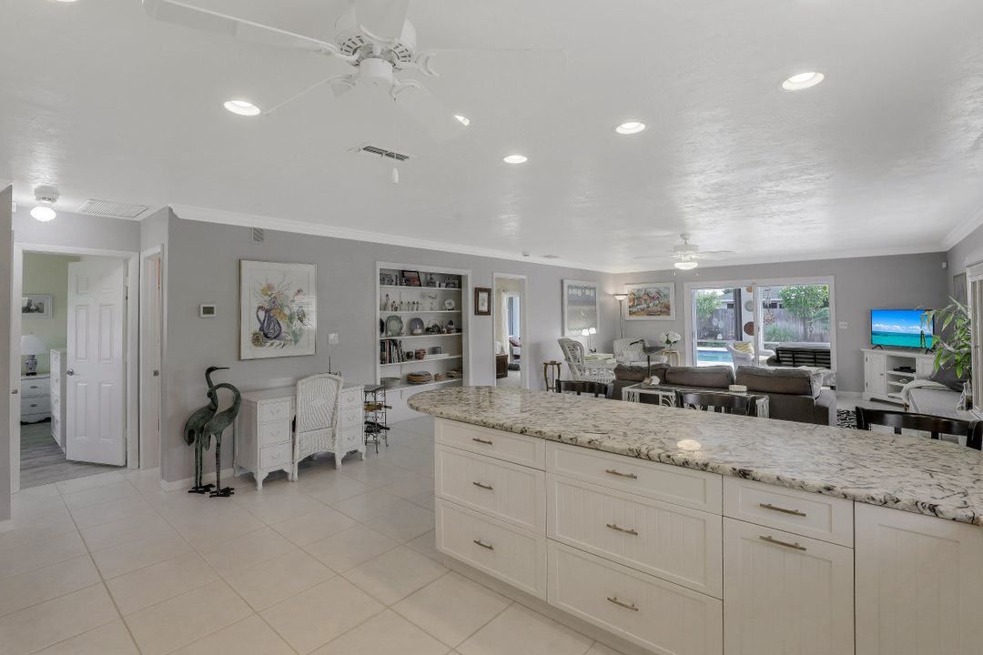 562 100th Ave N, Naples, FL 34108