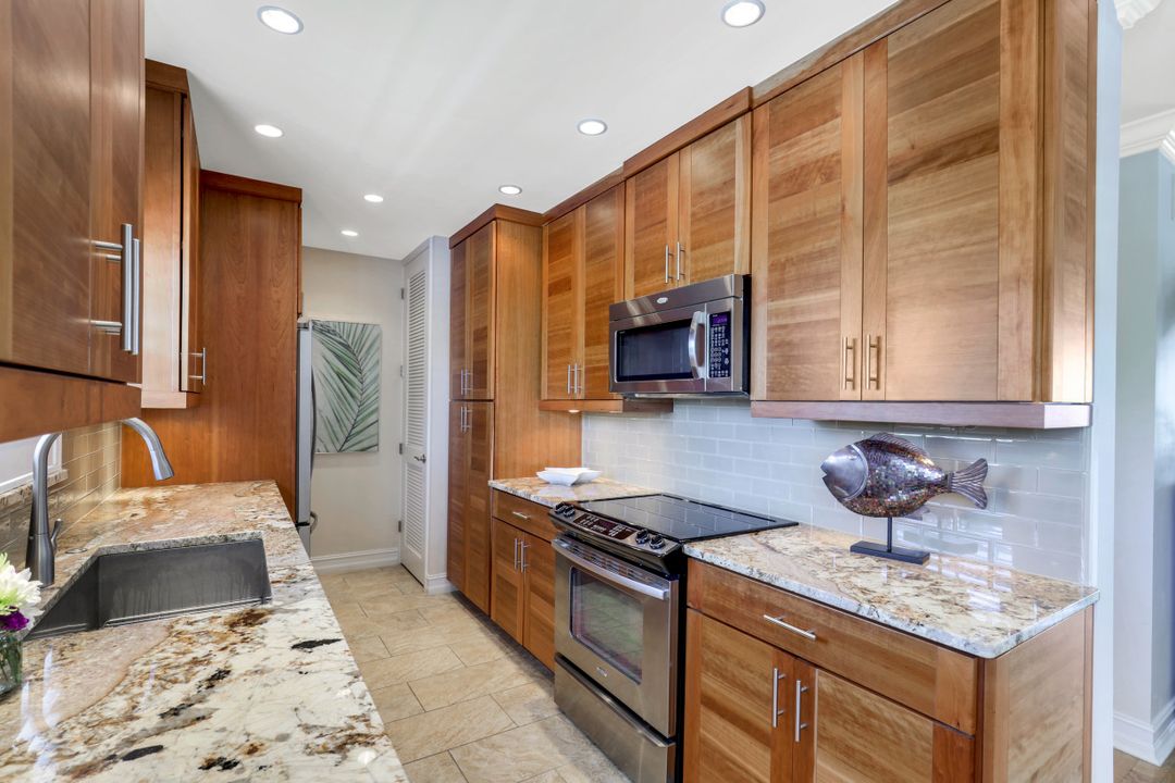 383 Harbour Dr #302, Naples, FL 34103