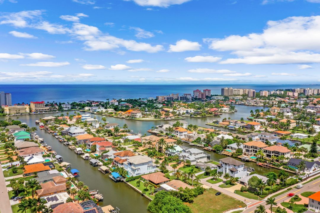 466 Tradewinds Ave, Naples, FL 34108