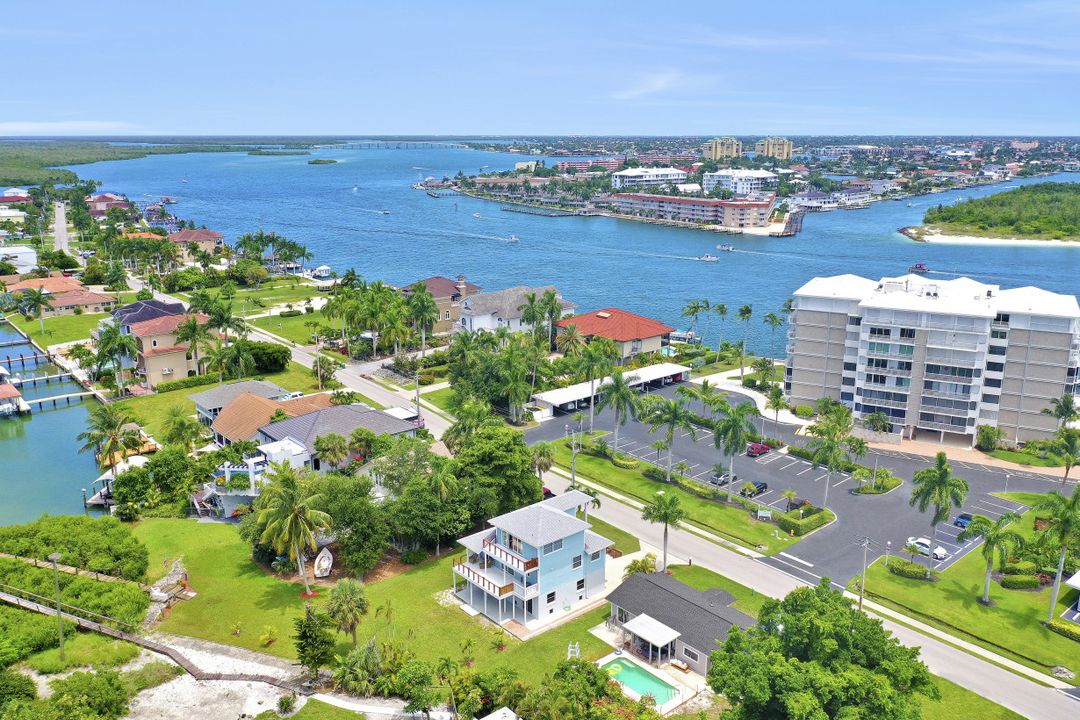 39 W Pelican St, Naples, FL 34113