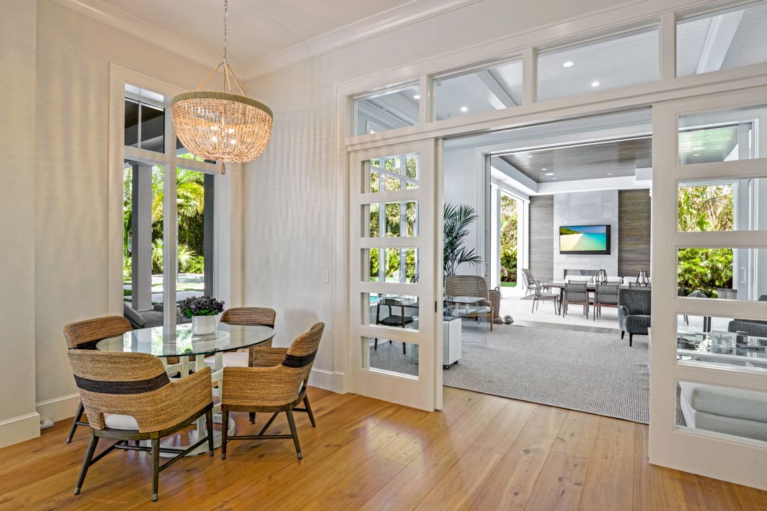 810 Bentwood Dr, Naples, FL 34108