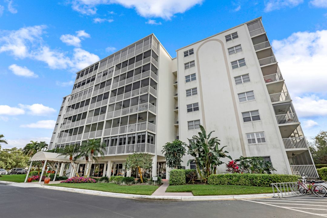 1 Bluebill Ave #306, Naples, FL 34108