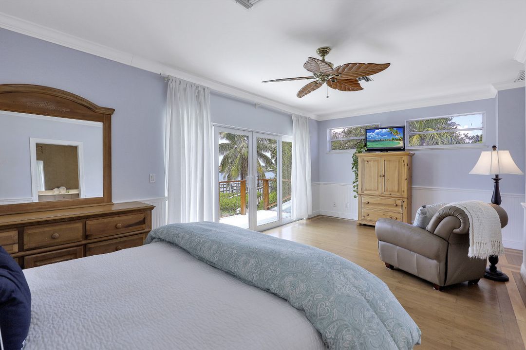 39 W Pelican St, Naples, FL 34113