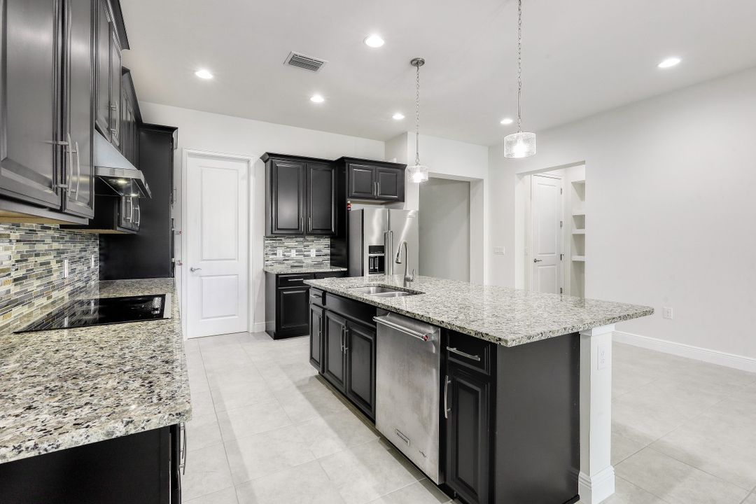 3271 Pilot Cir, Naples, FL 34120