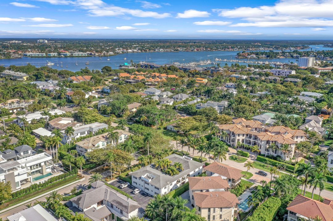 960 7th St S #101, Naples, FL 34102