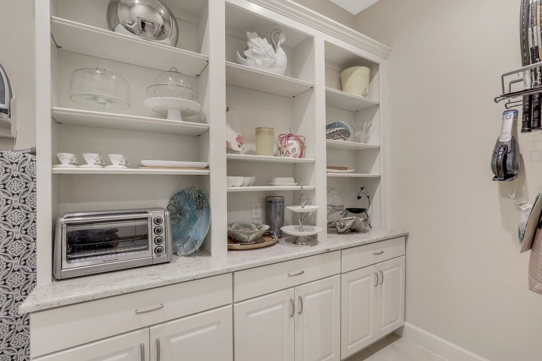 9017 Quarry Dr, Naples, FL 34120