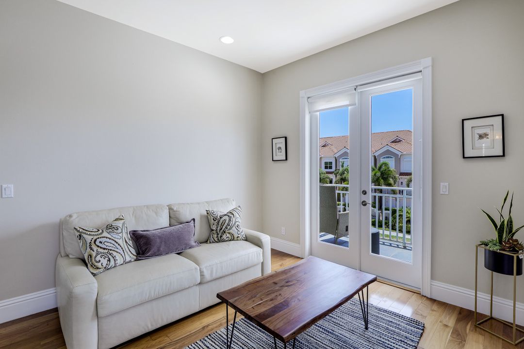 9242 Vanderbilt Dr, Naples, FL 34108