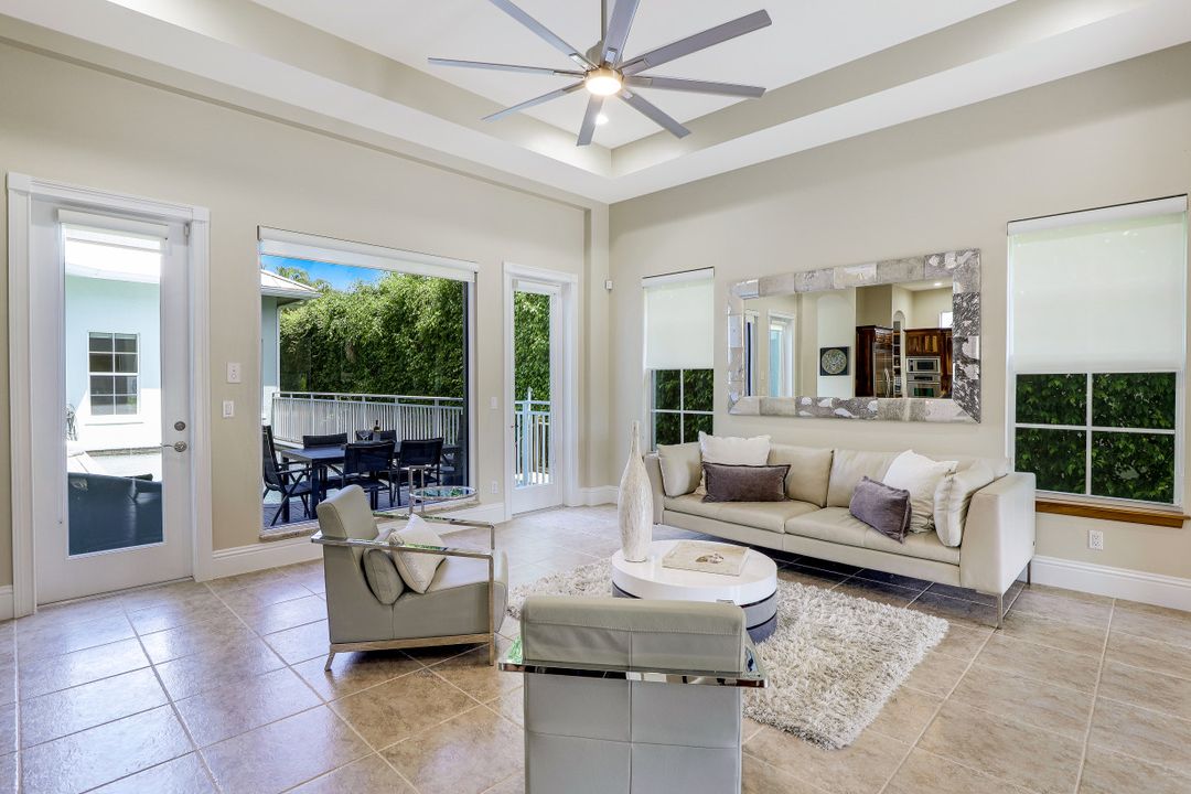 9242 Vanderbilt Dr, Naples, FL 34108
