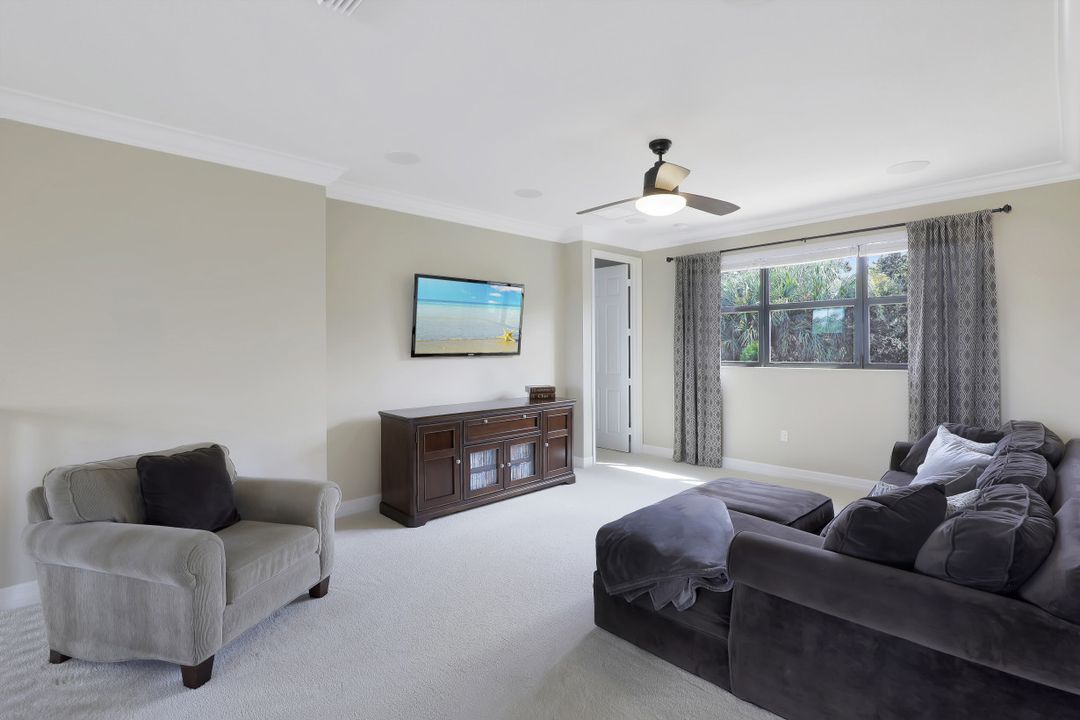 3271 Pacific Dr, Naples, FL 34119