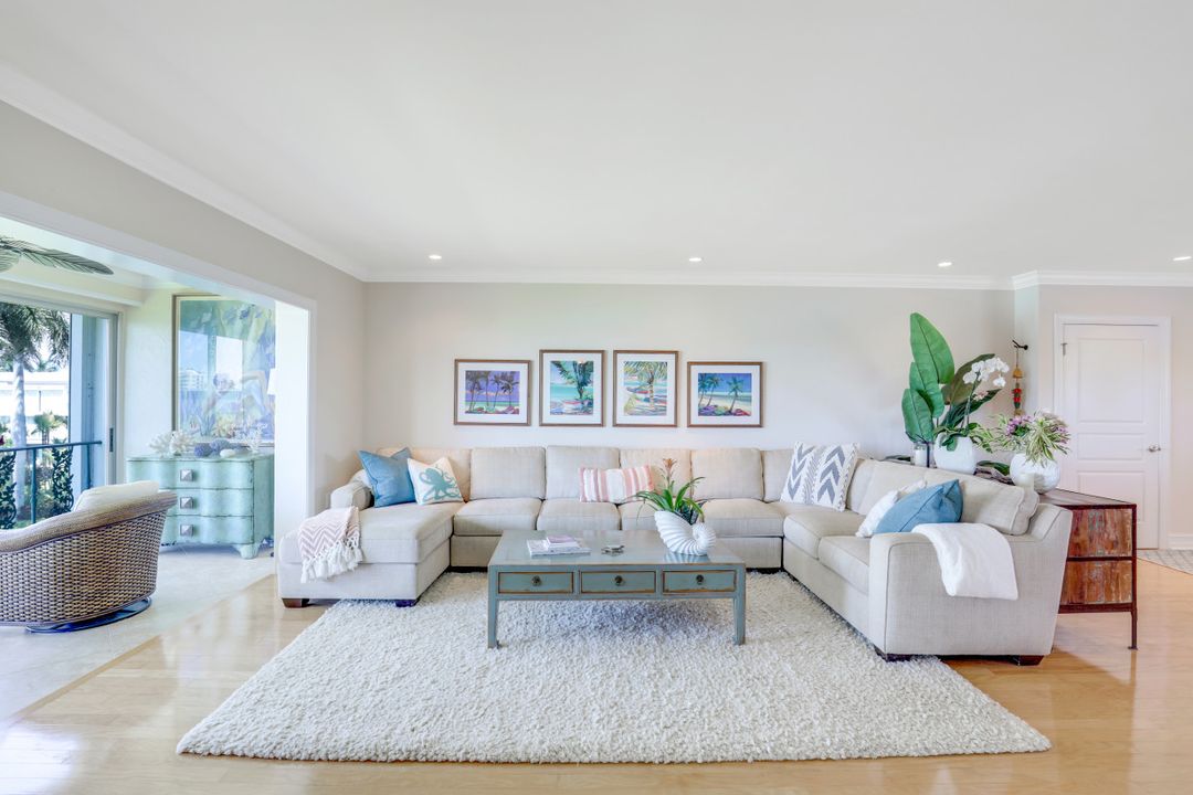 383 Harbour Dr #302, Naples, FL 34103