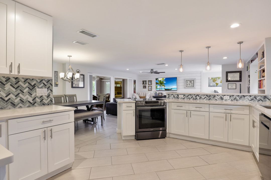 8719 Crest Ln, Fort Myers, FL 33907