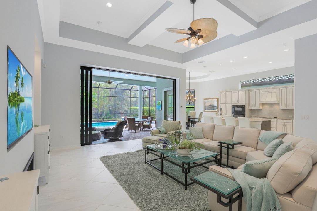 7497 Lantana Cir, Naples, FL 34119