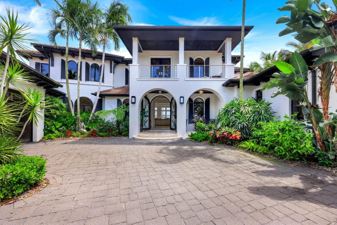 970 Aqua Cir, Naples, FL 34102