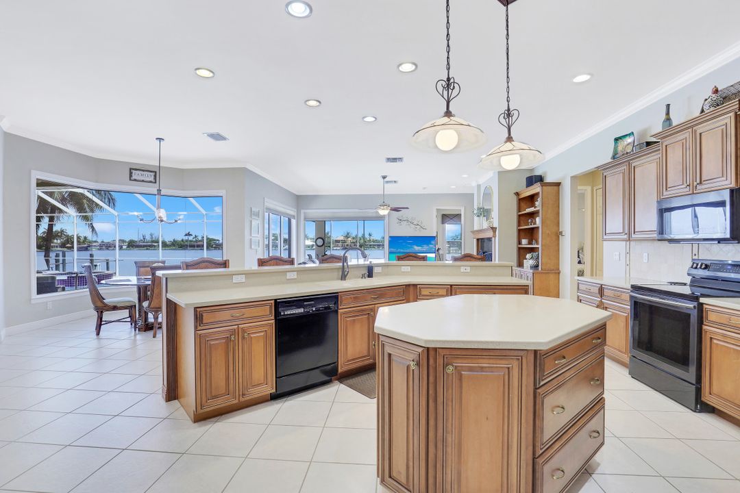 411 SW 49th Ln, Cape Coral, FL 33914