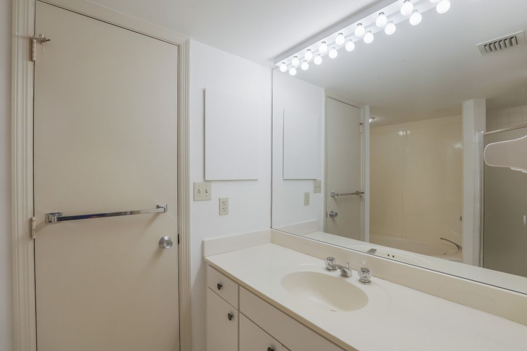 4901 Gulf Shore Blvd N #402, Naples, FL 34103