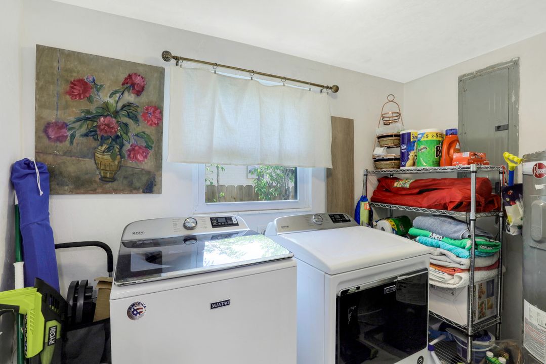 2070 Holiday Ln, Naples, FL 34104
