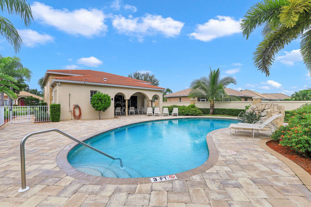 10621 Sir Michaels Pl Dr, Bonita Springs, FL 34135