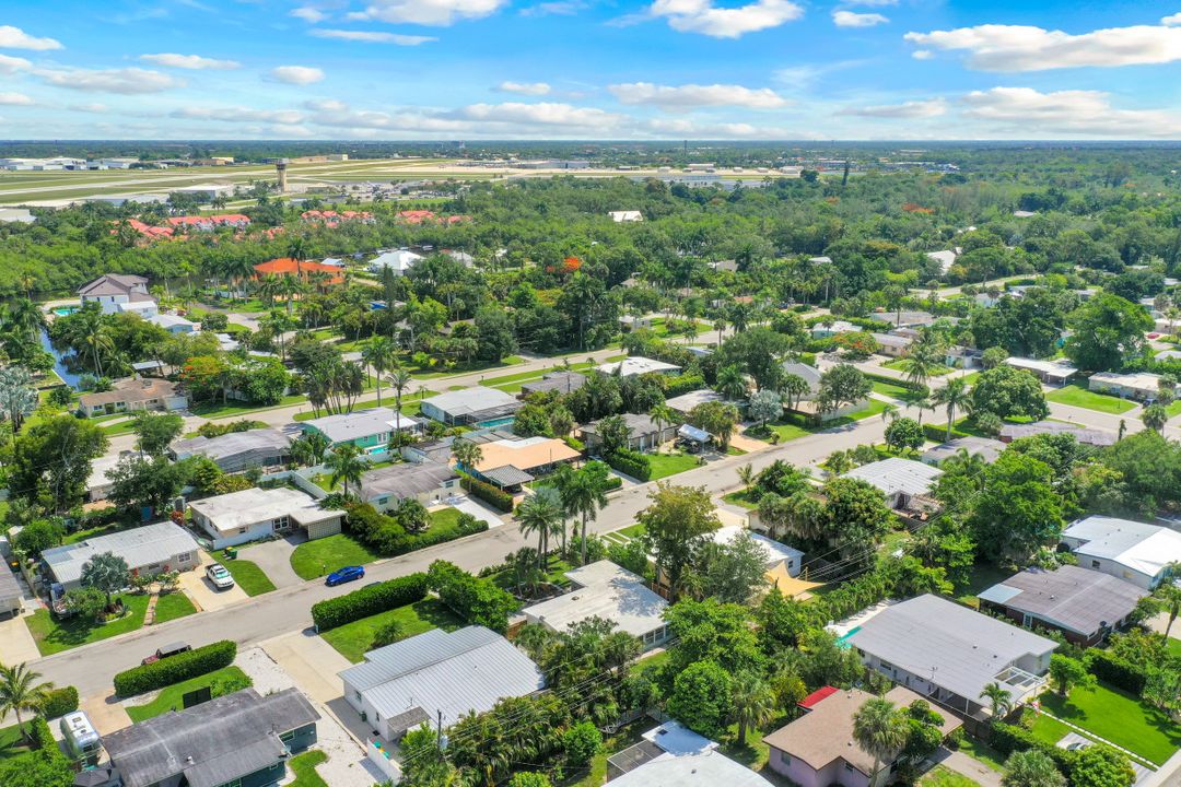2070 Holiday Ln, Naples, FL 34104