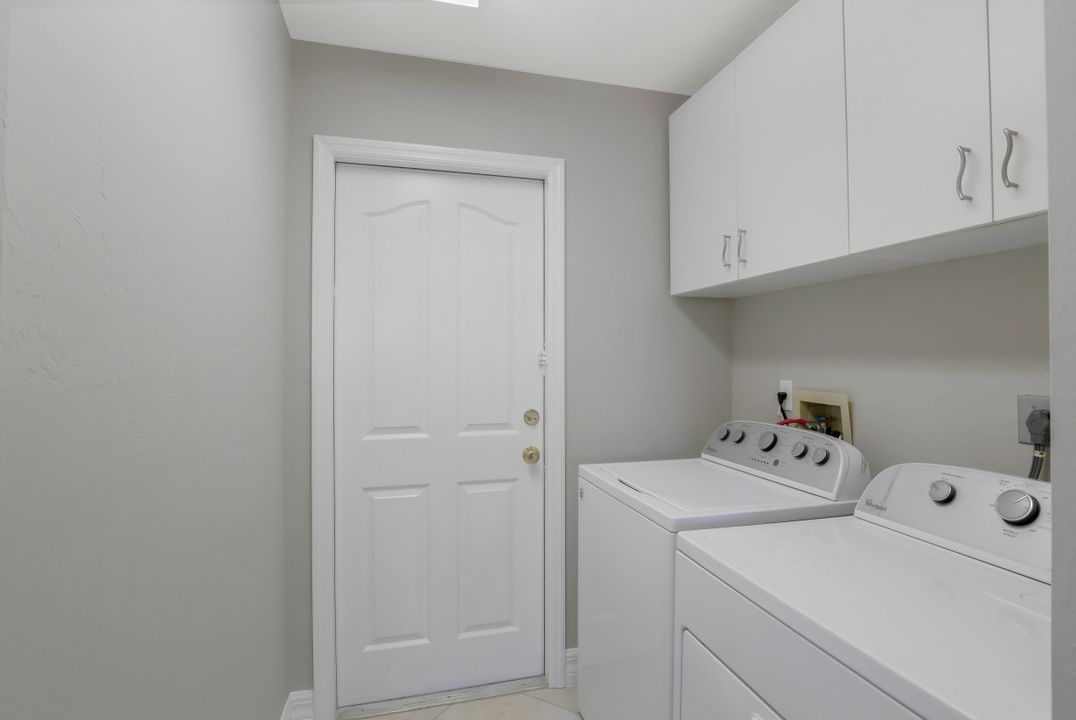 11043 Lakeland Cir, Fort Myers, FL 33913