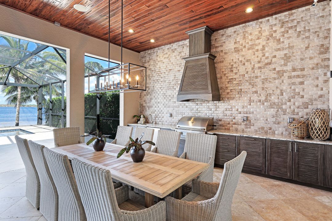 9067 Breakwater Dr, Naples, FL 34120