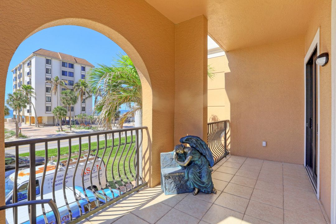 10620 Gulf Shore Dr  #203, Naples, FL 34108